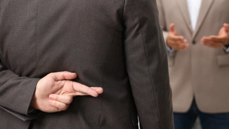 Homem com dedo cruzados, conceito de mentira, mentiroso - New Africa/shutterstock.com