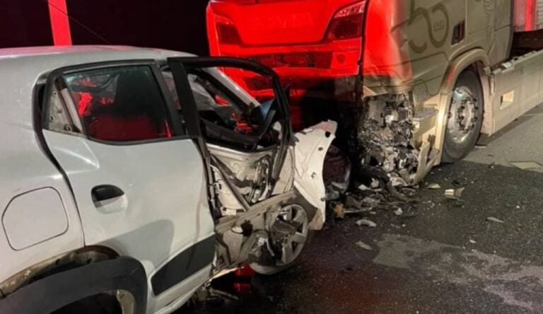 Homem de 26 anos morreu após bater carro contra caminhão estacionado no bairro Cordeiros - Reprodução