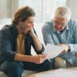 Homem e senhor idoso - PeopleImages/shutterstock.com