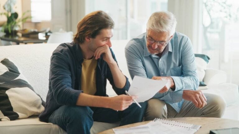 Homem e senhor idoso - PeopleImages/shutterstock.com