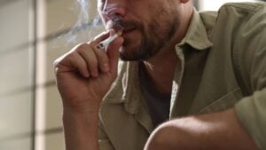 Homem fumando cigarro - New Africa / shutterstock.com