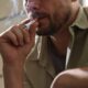 Homem fumando cigarro - New Africa / shutterstock.com