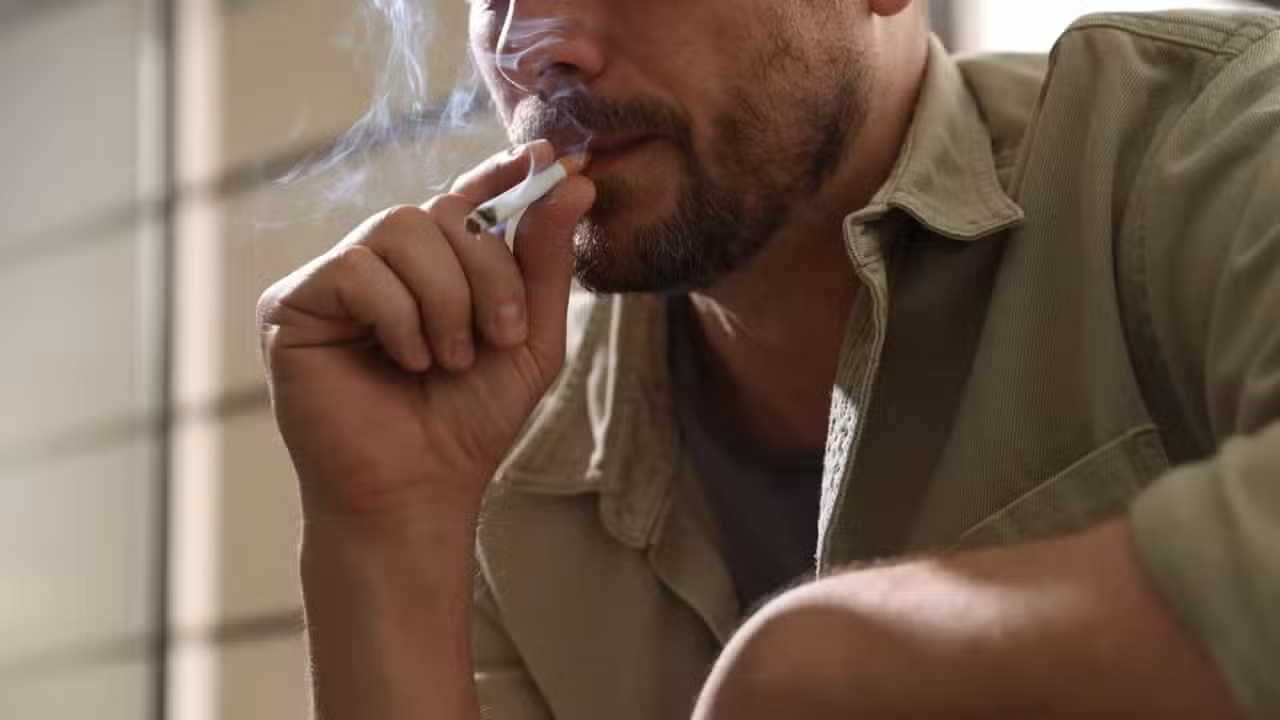Homem fumando cigarro - New Africa / shutterstock.com
