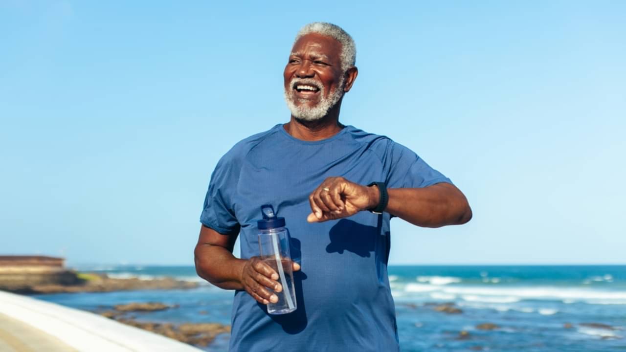 Homem idoso, atividade física, caminhada - Lco - Julia Amaral/ istockphoto.com