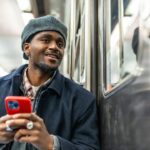 Homem no celular - Unai Huizi Photography - shutterstock.com