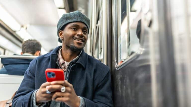 Homem no celular - Unai Huizi Photography - shutterstock.com