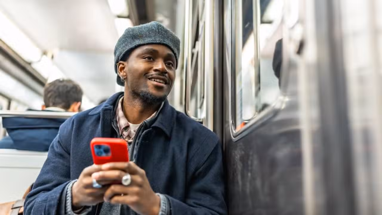 Homem no celular - Unai Huizi Photography - shutterstock.com
