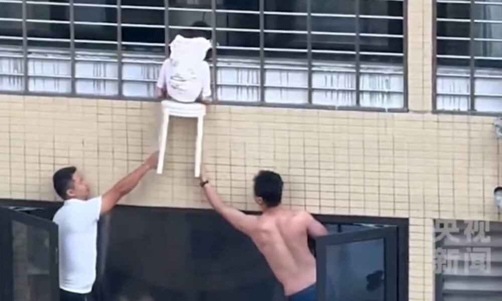 Menina na China fica presa em grade de janela do 12º andar e é resgatada por vizinhos e bombeiros