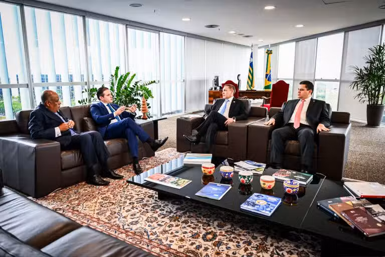 Presidentes da Câmara e do Senado se reúnem com o presidente do TSE