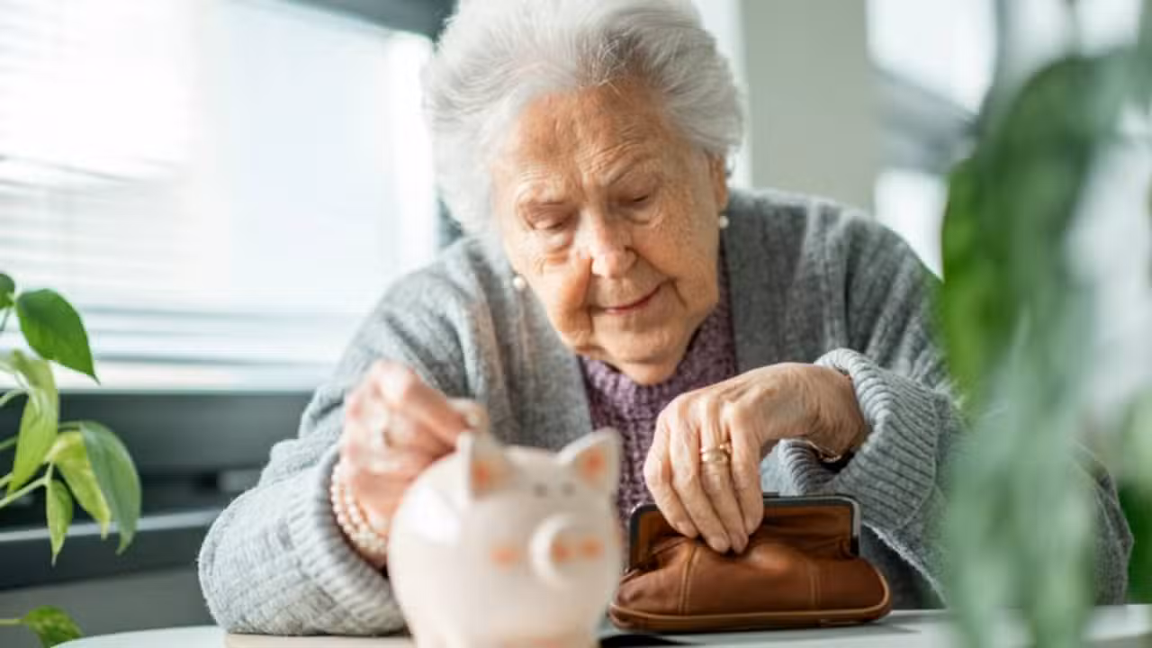 Idosa, aposentadoria, poupança - Halfpoint/ shutterstock.com