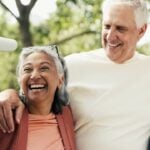 Idosos reunidos sorrindo, amigos - PeopleImages/shutterstock.com