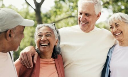 Idosos reunidos sorrindo, amigos - PeopleImages/shutterstock.com