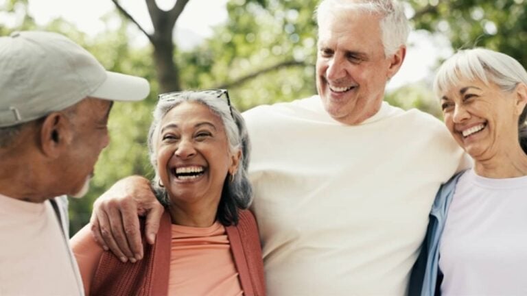 Idosos reunidos sorrindo, amigos - PeopleImages/shutterstock.com