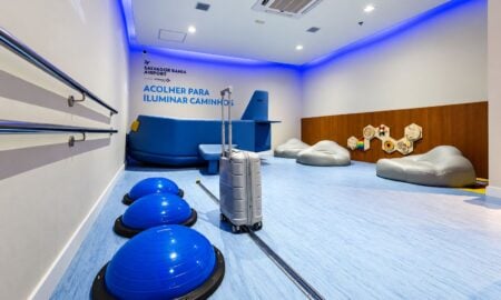 Aeroportos ampliam espaços de acolhimento para passageiros neurodivergentes