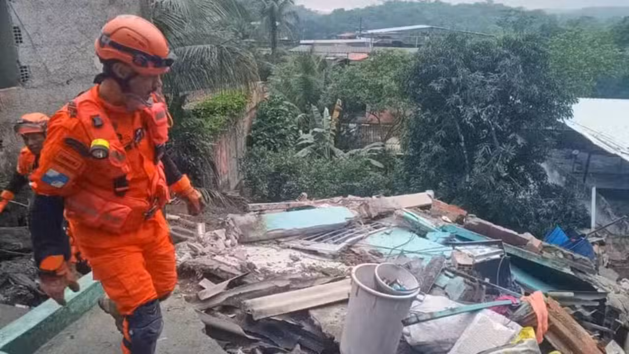 Imóvel desaba em Niterói - Divulgação/CBMERJ