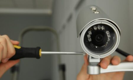 Instalando câmera de segurança - New Africa/shutterstock.com