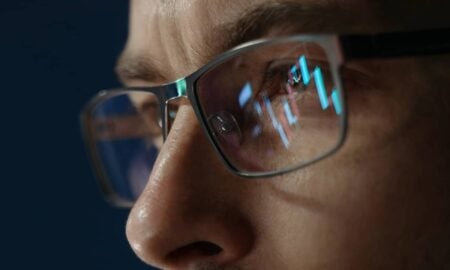 Investidor, reflexo do gráfico nos óculos - Arsenii Palivoda / shutterstock.com