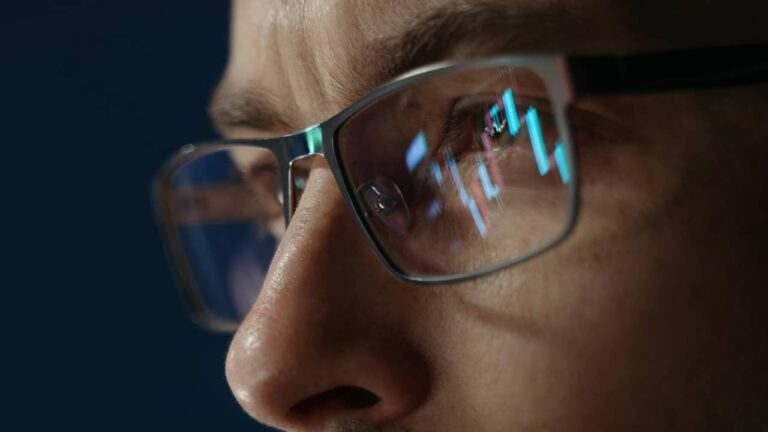 Investidor, reflexo do gráfico nos óculos - Arsenii Palivoda / shutterstock.com