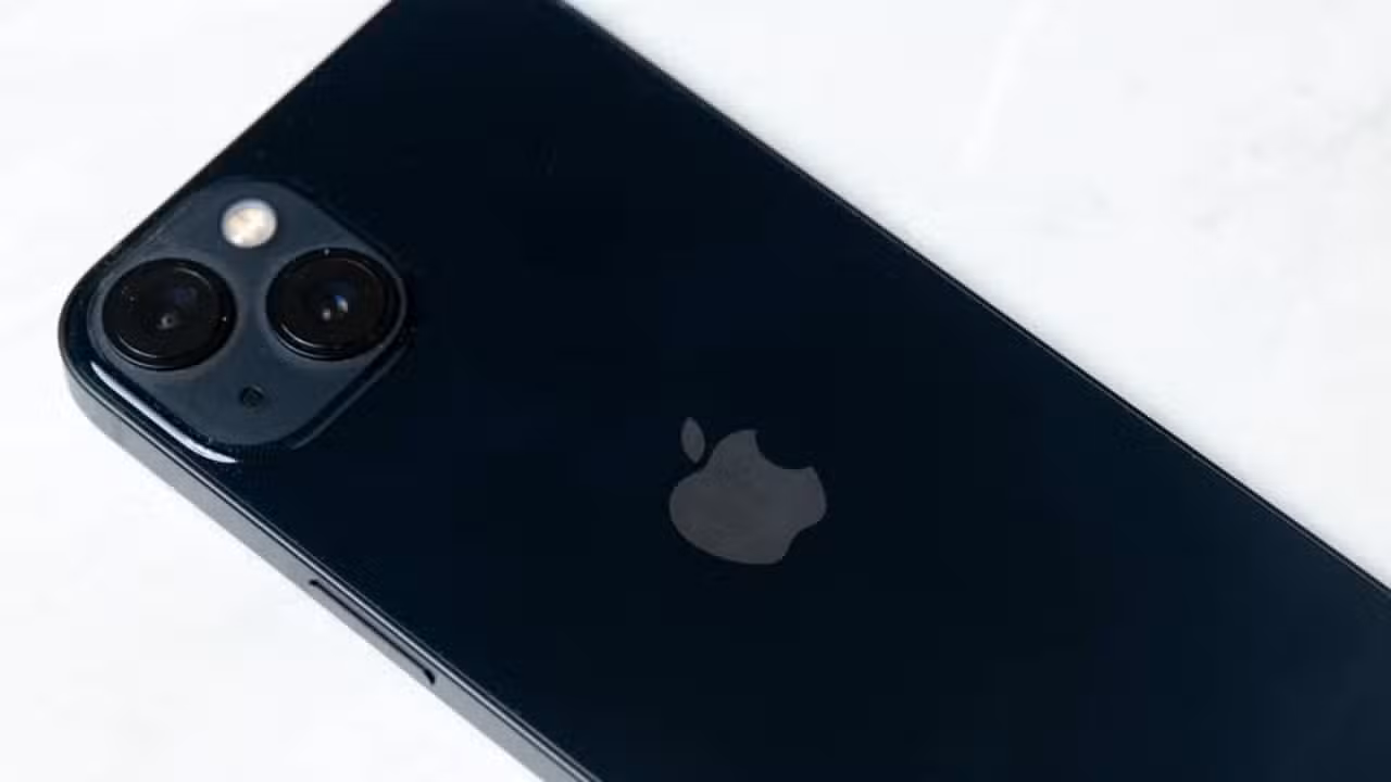 iPhone 13 - MicrostockStudio / Shutterstock.com