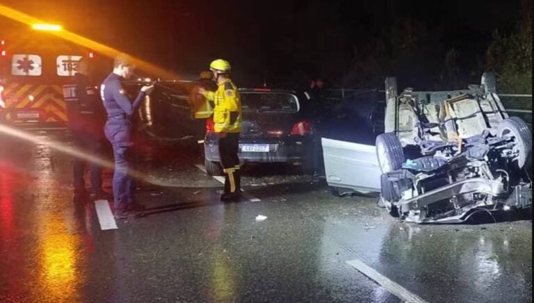 Jovens de 18 anos morrem e dois motoristas ficam feridos em batida entre carros em Blumenau - Reprodução/Corpo de Bombeiros