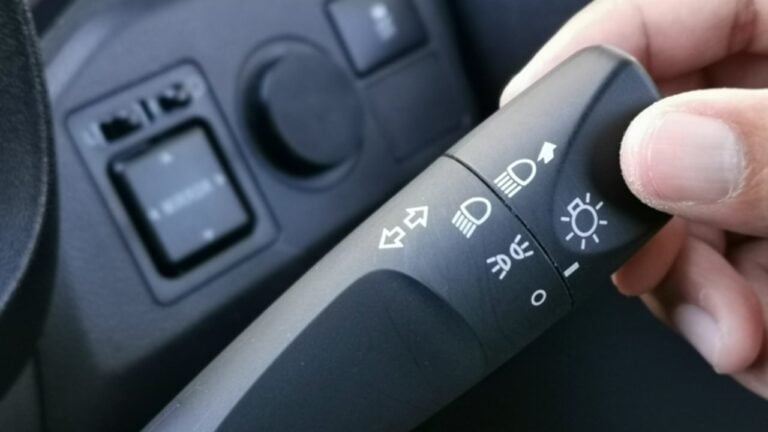 Ligando o interruptor dos faróis do carro - Ekahardiwito/shutterstock.com