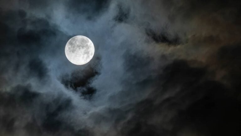 Lua - Jose Luis Vega / shutterstock.com