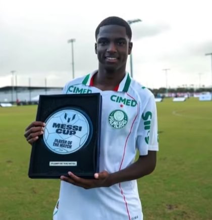 Luis Fhelipe, do Palmeiras, recebe prêmio de melhor em campo na Messi Cup - Nicolas Andrade / Palmeiras