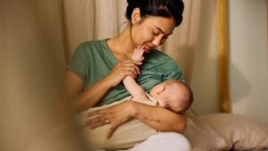 Mãe com seu bebê, amamentação, maternidade - Goodboy Picture Company/ istockphoto.com
