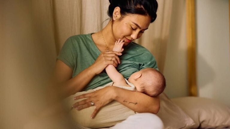 Mãe com seu bebê, amamentação, maternidade - Goodboy Picture Company/ istockphoto.com