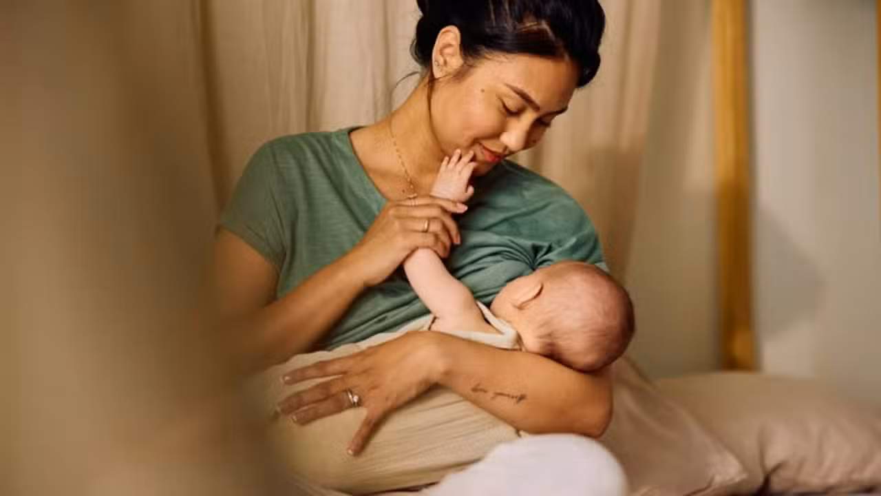 Mãe com seu bebê, amamentação, maternidade - Goodboy Picture Company/ istockphoto.com