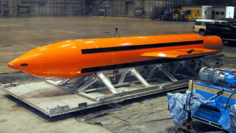 Mãe de todas as bombas - arma Massive Ordinance Air Blast (MOAB) - Força Aérea dos EUA
