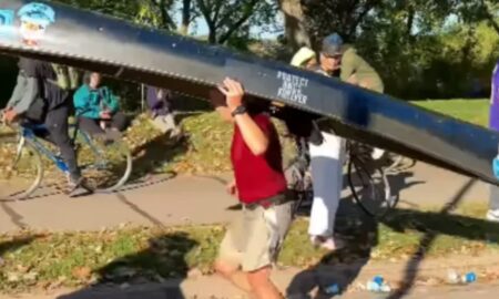 Maratonista Travis Meier corre com canoa na cabeça - Reprodução/Instagram