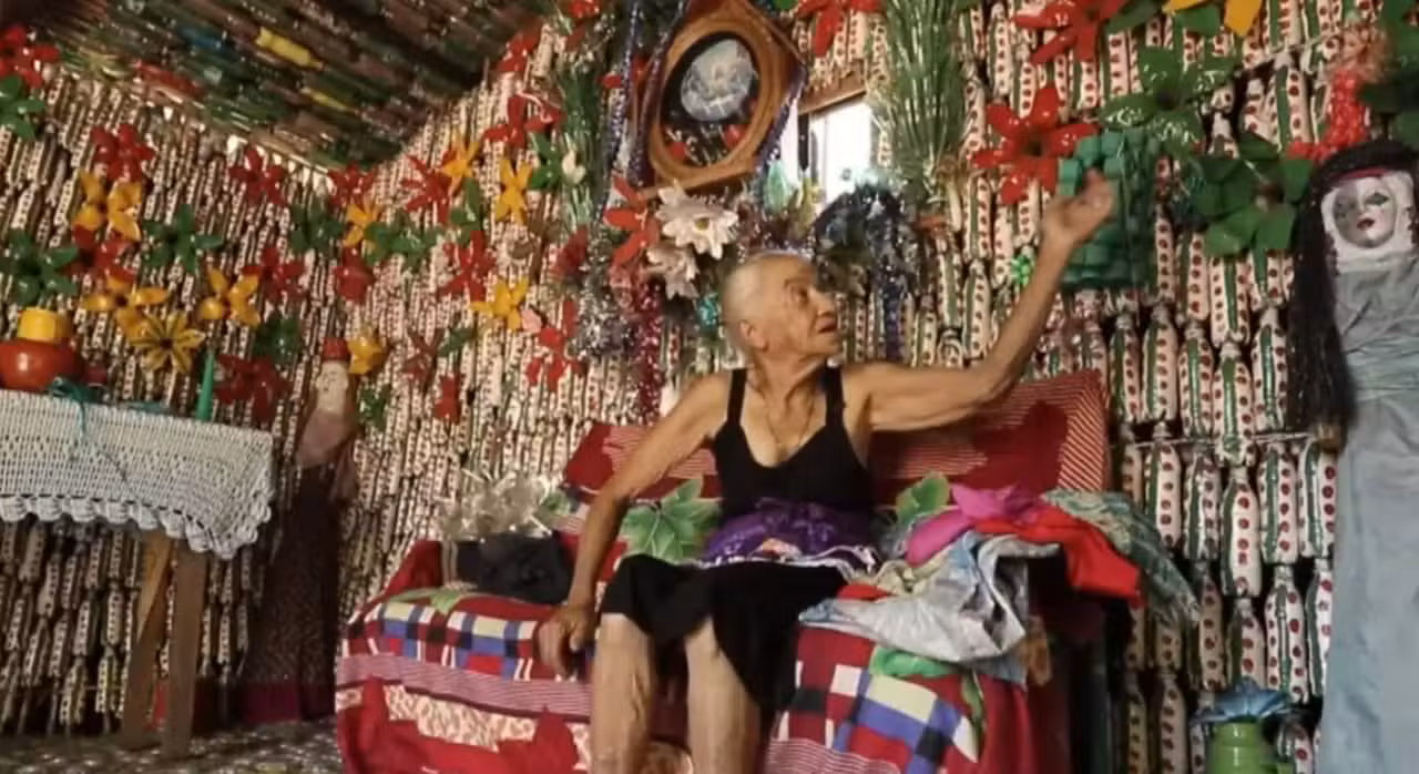 María Bersabé Ponce construiu casa de garrafa pet - Reprodução/YouTube