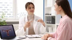 Médica, ginecologista - New Africa / shutterstock.com