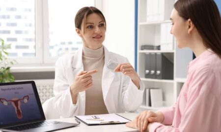 Médica, ginecologista - New Africa / shutterstock.com
