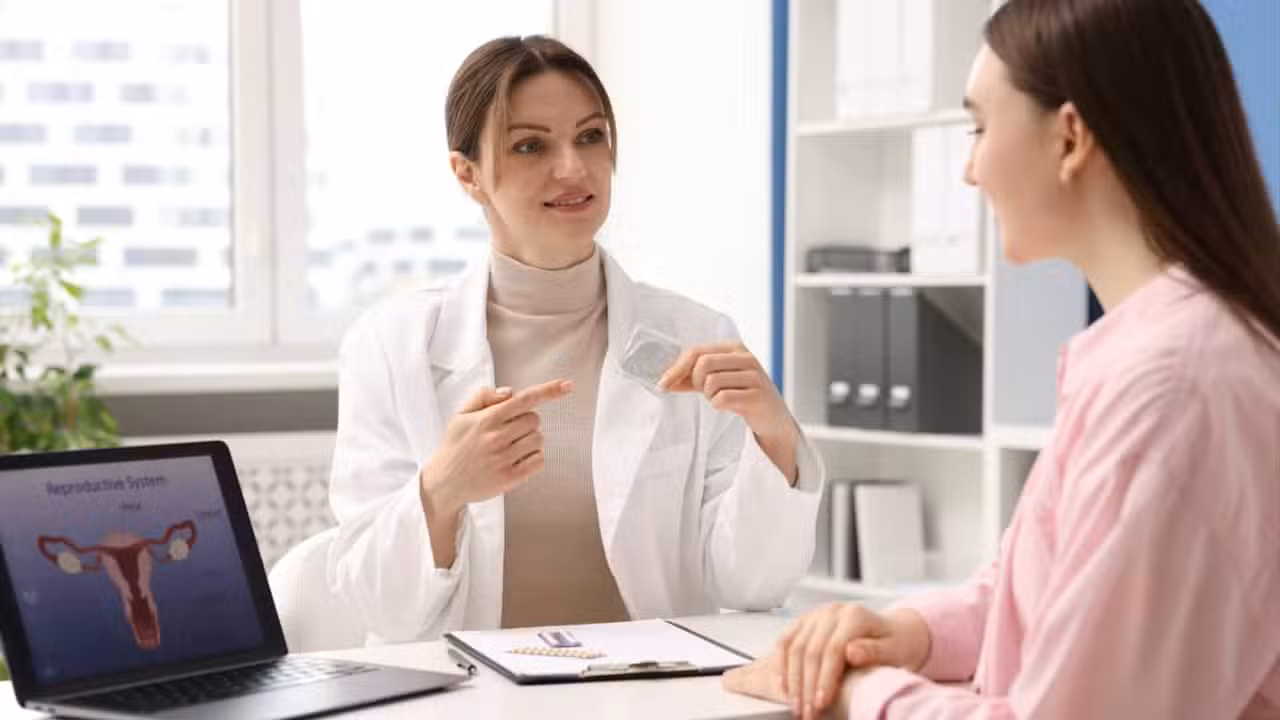 Médica, ginecologista - New Africa / shutterstock.com
