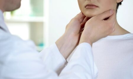 Médico analisando pescoço, tireóide - Motortion Films/shutterstock.com