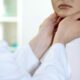 Médico analisando pescoço, tireóide - Motortion Films/shutterstock.com