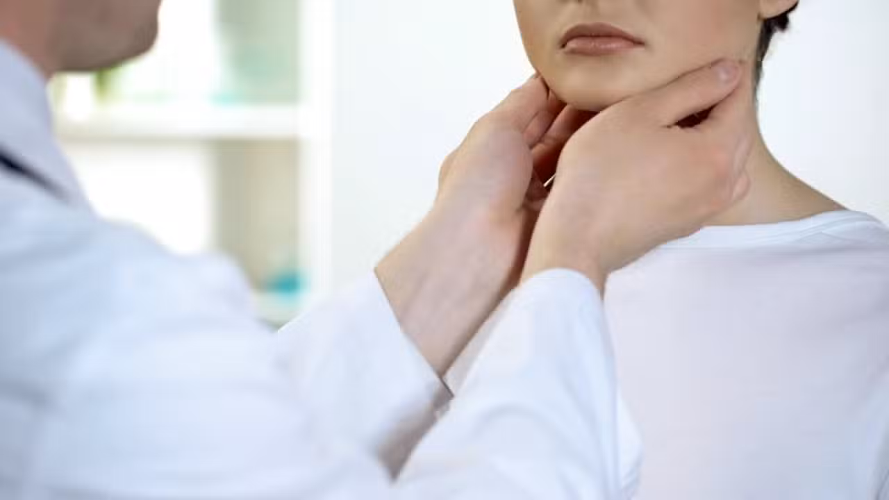 Médico analisando pescoço, tireóide - Motortion Films/shutterstock.com