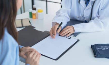 Médico, atendimento - Lee Charlie/shutterstock.com