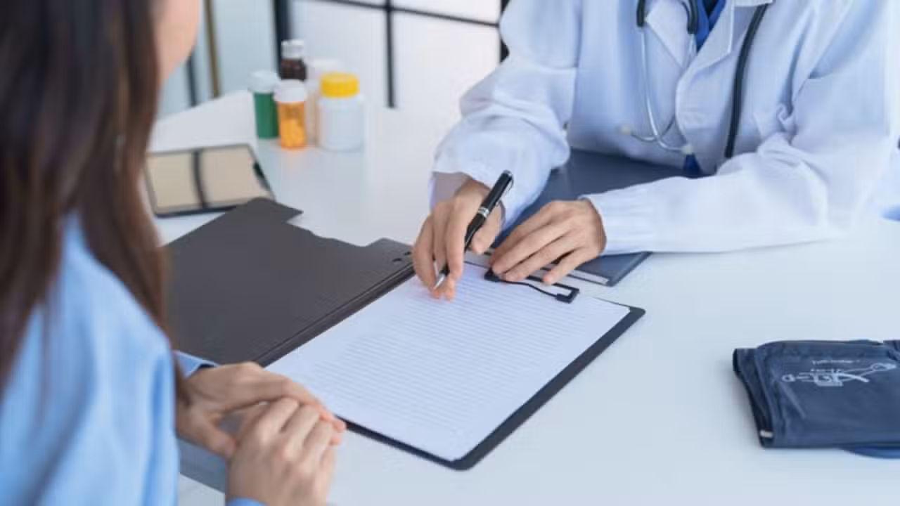 Médico, atendimento - Lee Charlie/shutterstock.com