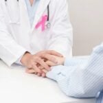 Médico, paciente, simbolo câncer de mama - Jo Panuwat D/shutterstock.com