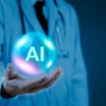 Médico segurando esféra de inteligência artificial - khunkornStudio / shutterstock.com