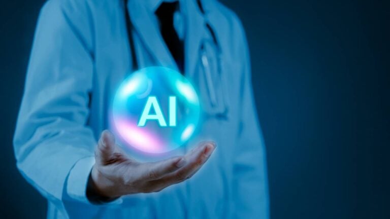 Médico segurando esféra de inteligência artificial - khunkornStudio / shutterstock.com