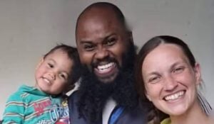 Menino Oliver Grayson, de 3 anos, o missionário norte-americano D’andre Grayson, pai da criança, e a mãe Mayanna Angelina Rodgers - Reprodução/Redes sociais