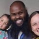 Menino Oliver Grayson, de 3 anos, o missionário norte-americano D’andre Grayson, pai da criança, e a mãe Mayanna Angelina Rodgers - Reprodução/Redes sociais