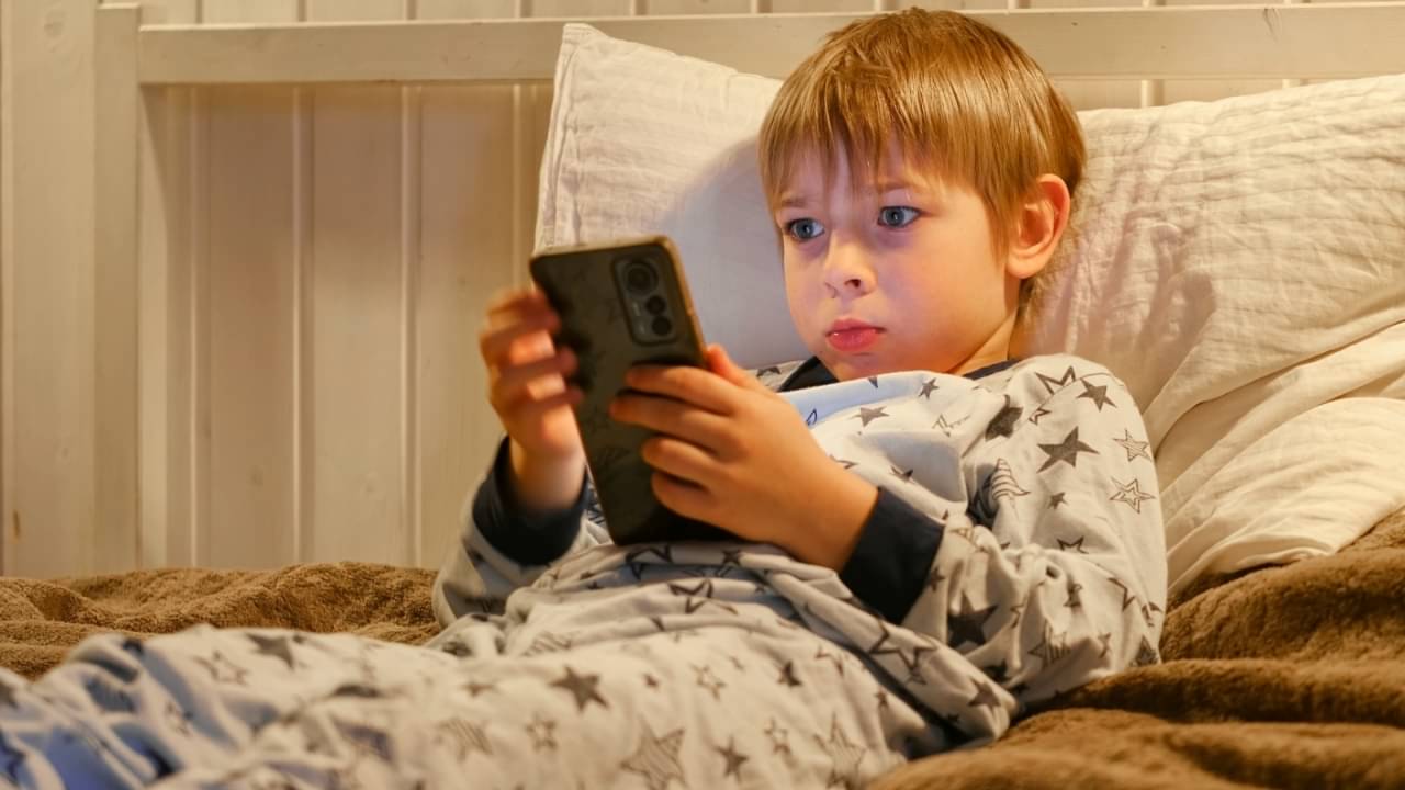Menino utilizando um celular - Marina Demidiuk / shutterstock.com