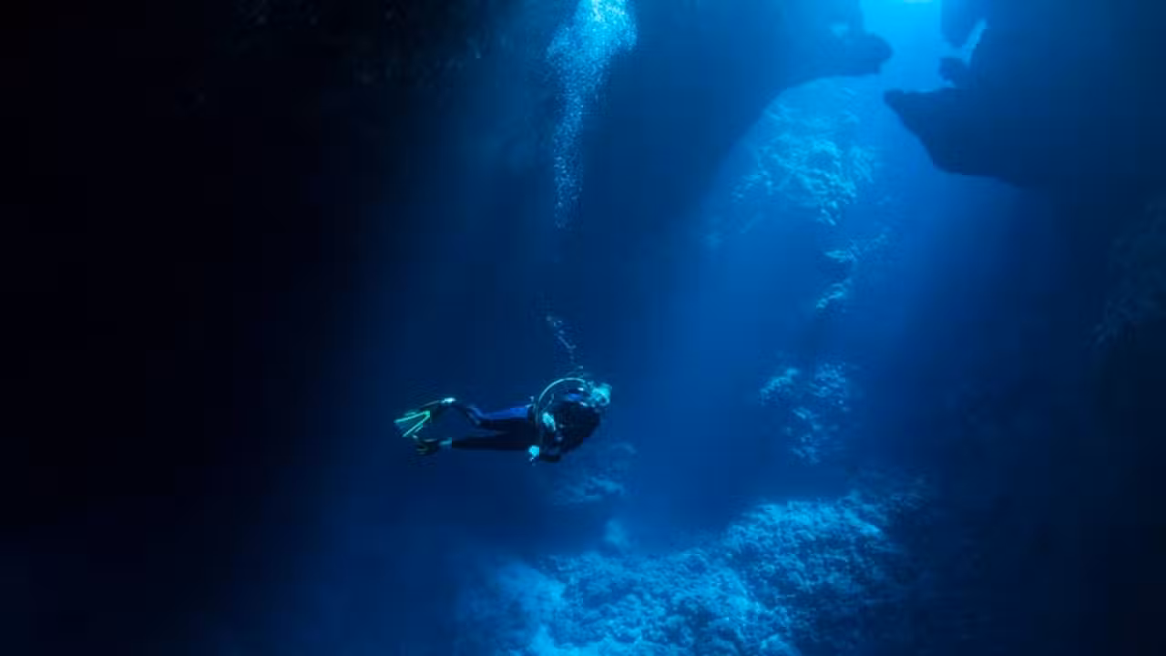 Mergulhador, fundo do mar - Global_Pics/ istockphoto.com