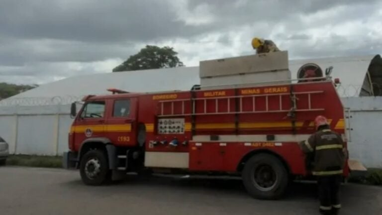 MG: Bombeiros combatem incêndio em local de votação - Divulgação