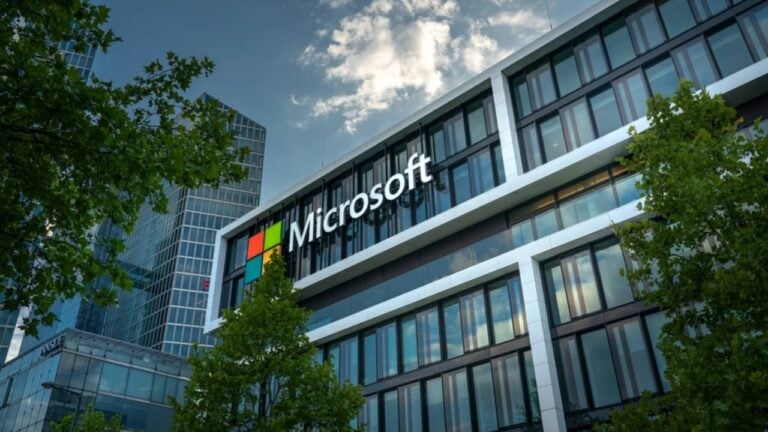 Microsoft - gguy / Shutterstock.com